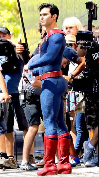 Illustration for article titled New pictures of Supergirl's Man of Steel.